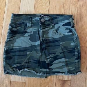 Express Camo mini skirt